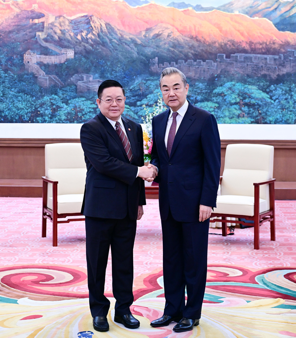 王毅会见东盟秘书长高金洪：近日柬泰边境冲突令人痛心和担忧