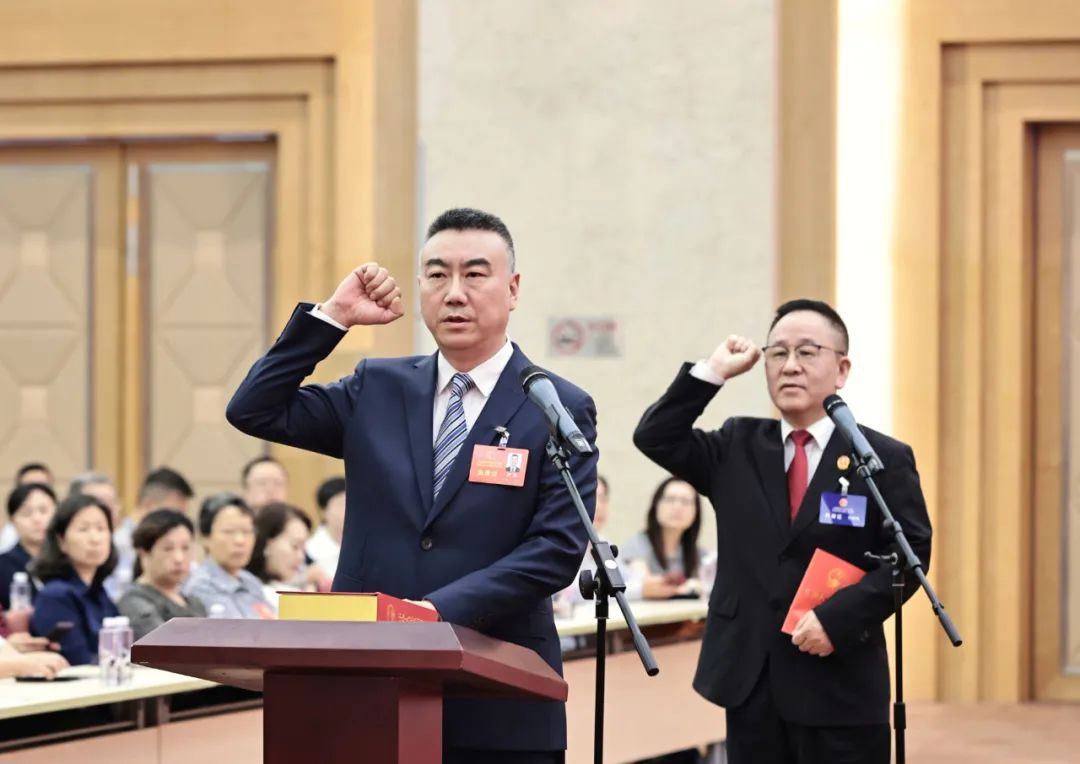 上海虹口区新当选两名干部，分别是区人大常委会副主任、区法院院长