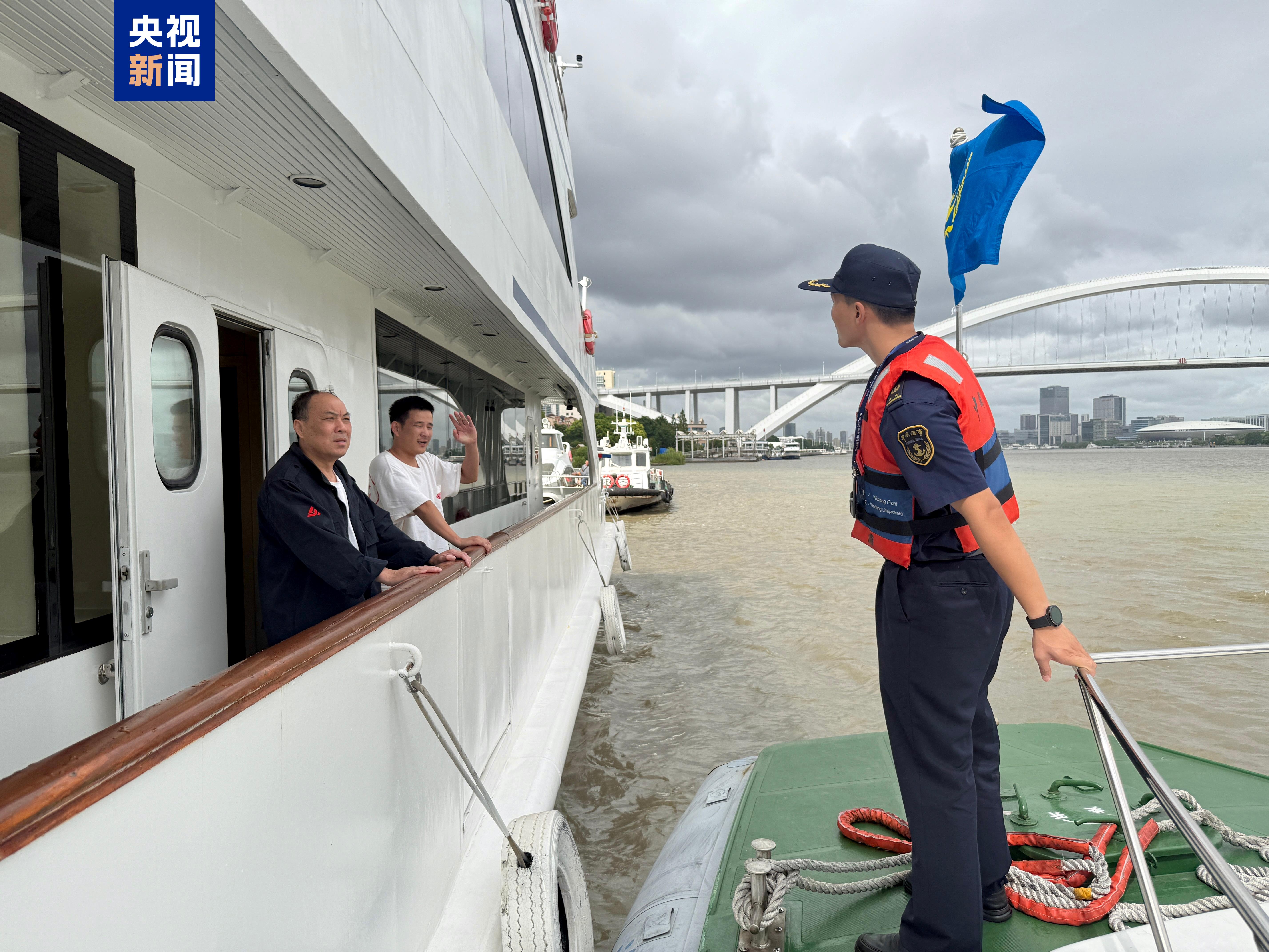 上海海事局启动防汛防台二级应急响应，部分航线停航