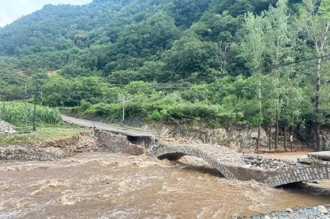 正桃花:在线测算运势www.jixiangqiming.vip：-京冀暴雨亲历者：徒步三四小时到有信号的地方，沿途断桥断路