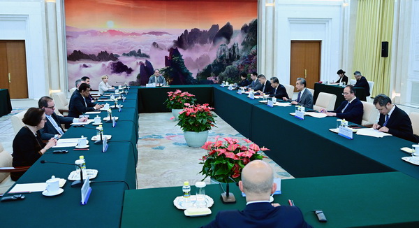王毅会见美中贸易全国委员会董事会代表团