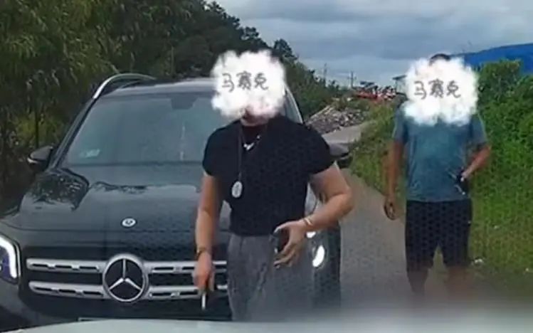 男子称在防城港遭奔驰女司机亮证逼迫让路，民警要求删视频并道歉，派出所：全程录音录像
