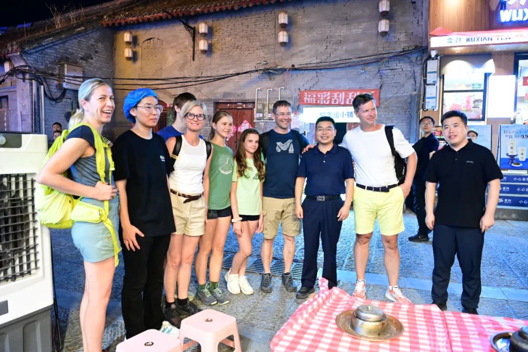 号召党员干部带头消费后，洛阳老城区委书记街头吃火锅