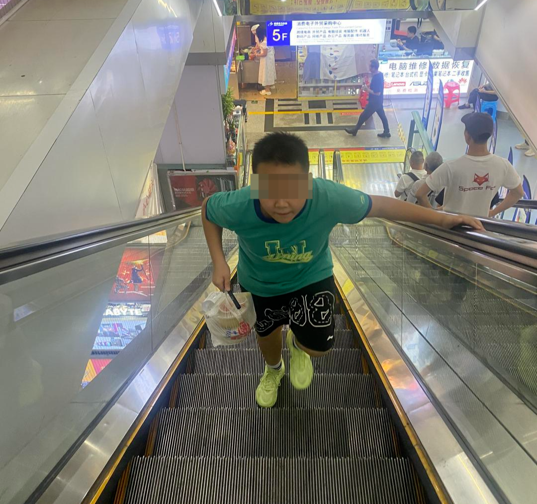 媒体：“跑楼小孩”代送外卖最后100米，看似多赢却藏“多输”风险