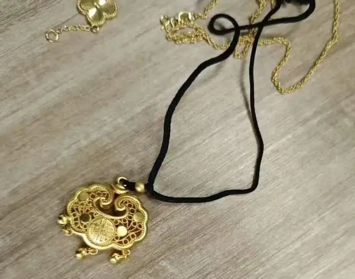 夫妻痣:流年因学业破财-热销“沙金”不含金？从几元到几十元，高性价比疑成营销骗局