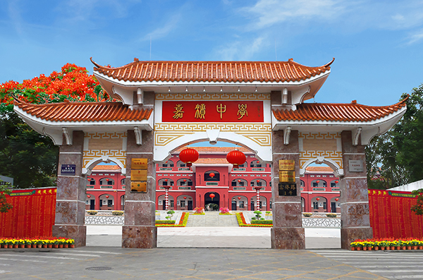 琼海百万年薪向全国选聘一所中学校长，现任校长上任未满一年被终止试用
