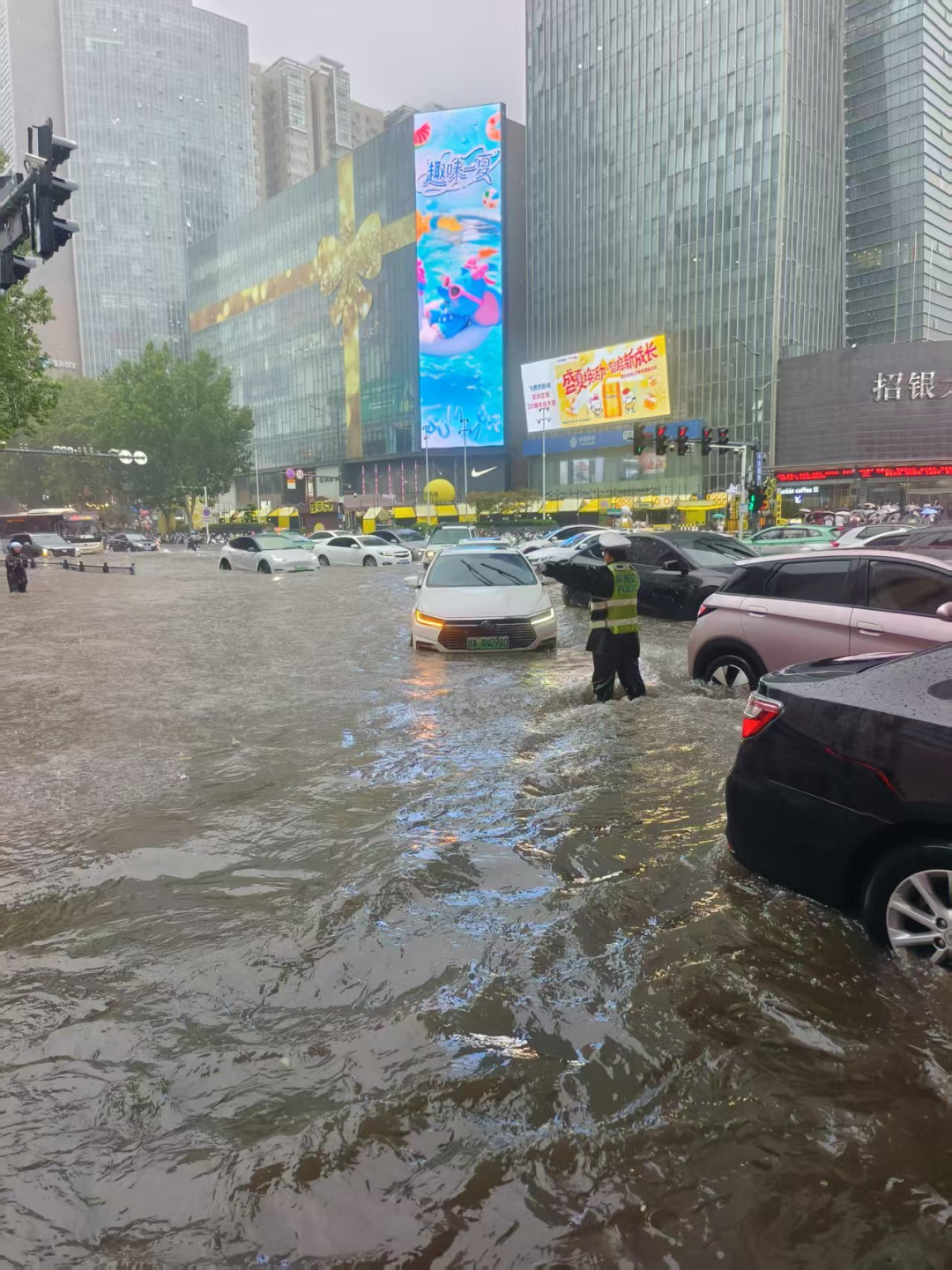 防汛应急响应提至三级！郑州全市停产、停业、停课、停运