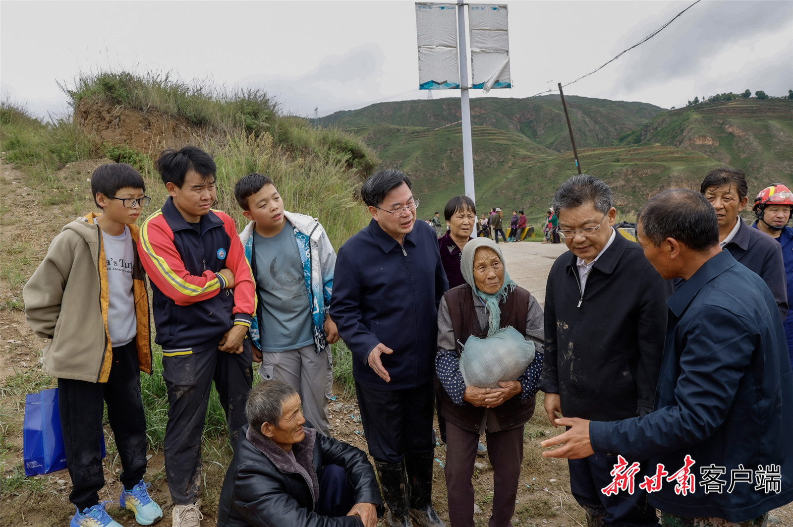 甘肃省委书记、省长在榆中现场指挥抢险救灾工作：千方百计搜救失联人员