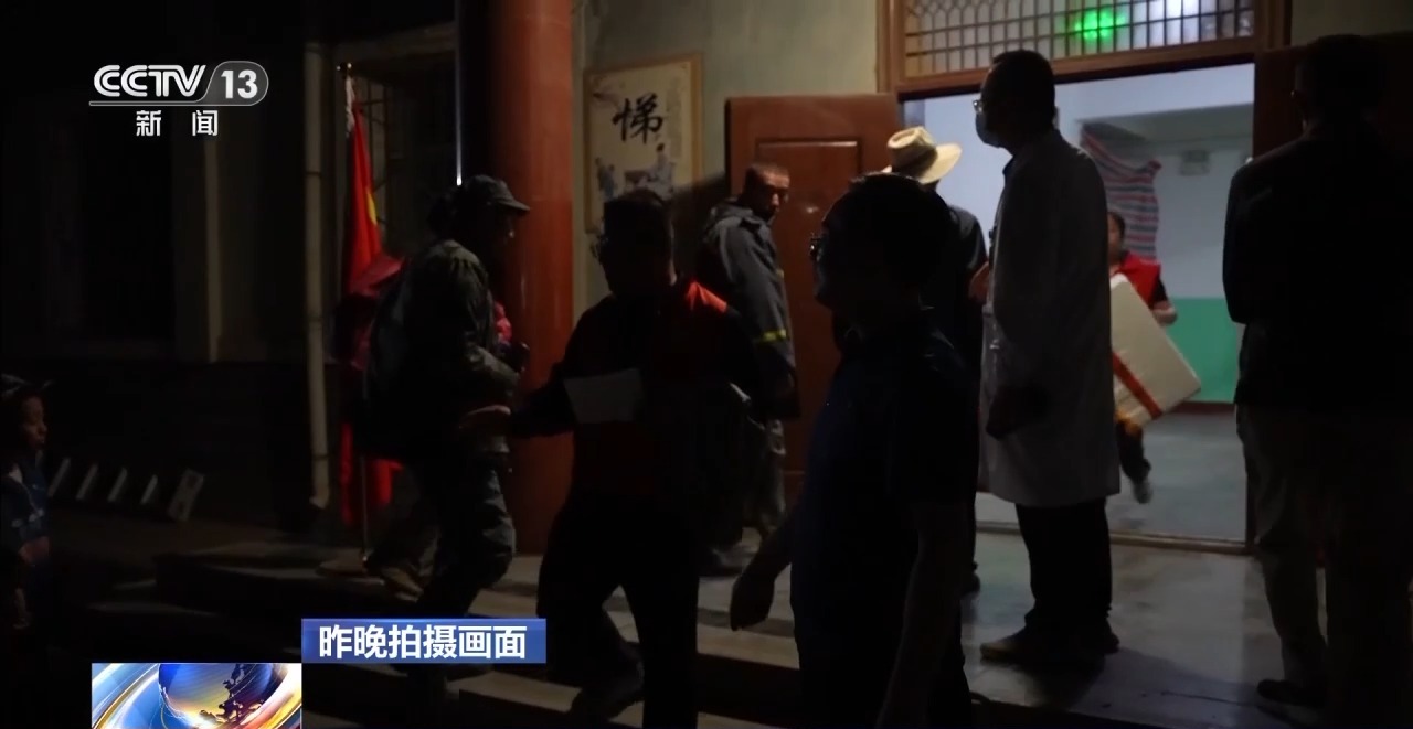 甘肃榆中多部门抓紧抢修水毁路段,已转移群众近1万人