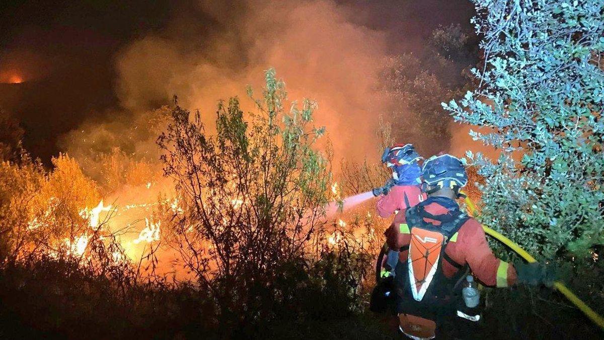 西班牙山火蔓延致2人遇难、数千人撤离，火势难控形势严峻