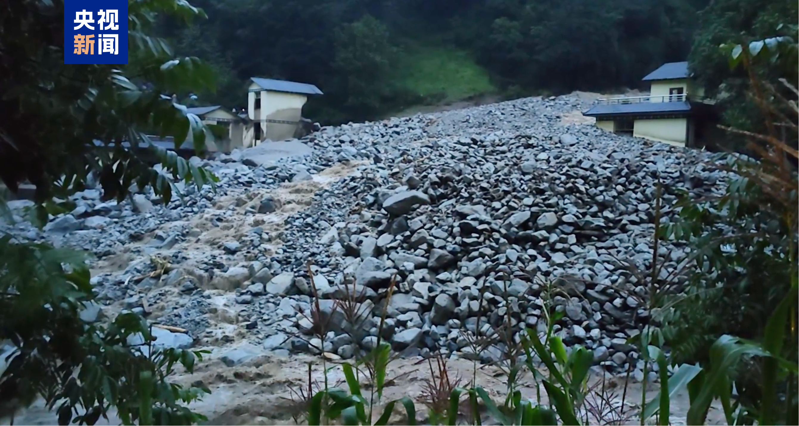 云南怒江大雨引发泥石流：已致1人遇难、有人员失联