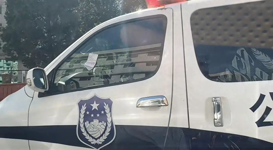 两警车违停被贴罚单，沈阳交警：罚款一百不扣分，与是否警车无关