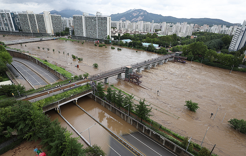 韩国首都圈遭遇极端暴雨，造成3人死亡