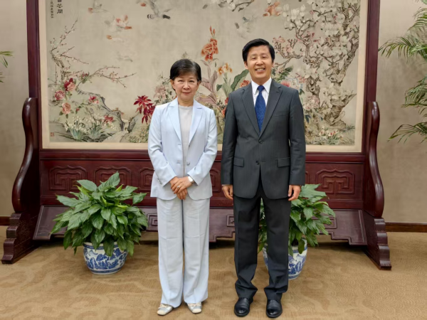 外交部军控司司长孙晓波与联合国副秘书长、裁军事务高级代表中满泉举行磋商
