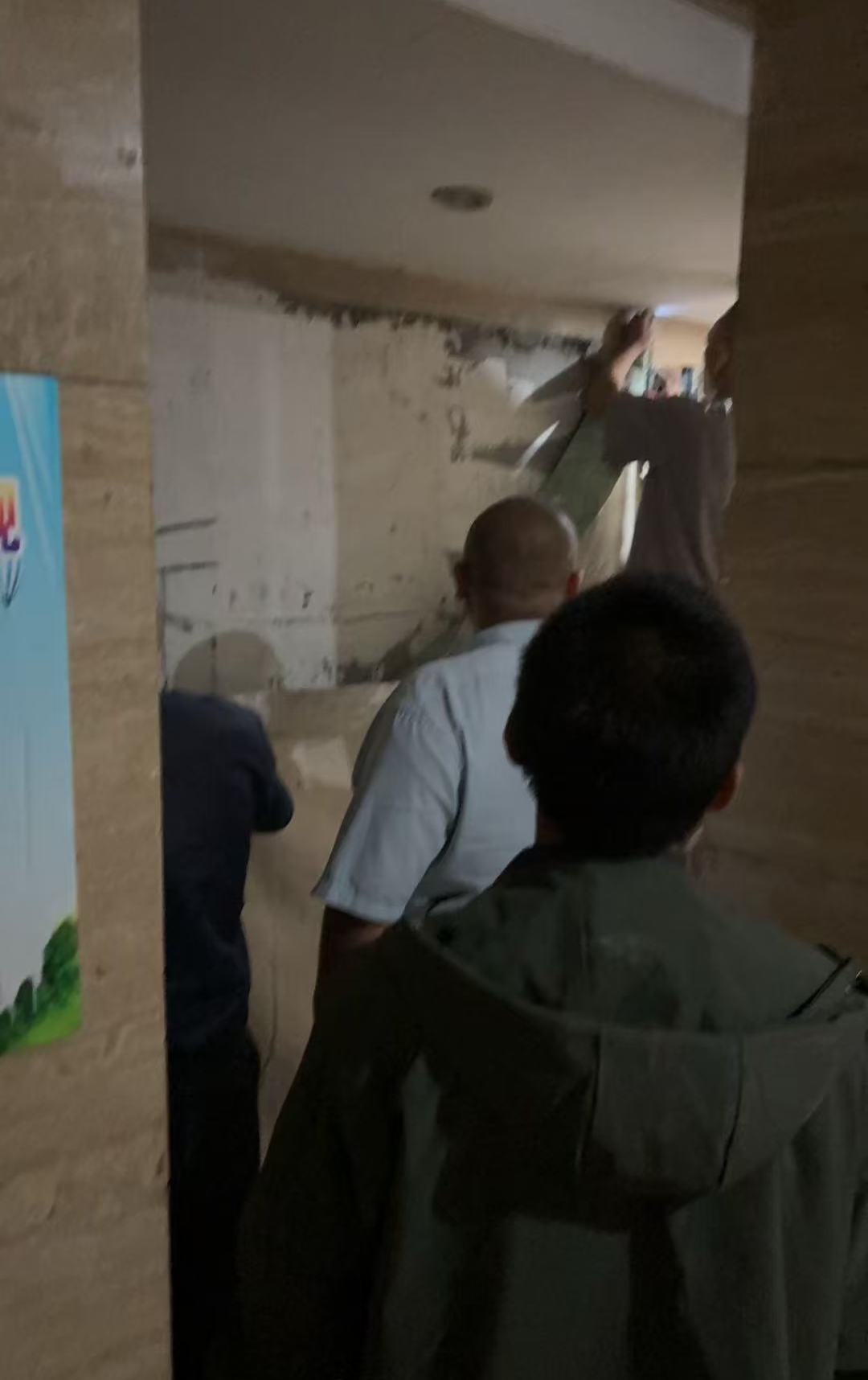 天津一小区一楼大堂被砌砖墙，砌墙者称通过法拍获得产权，三大问题待解