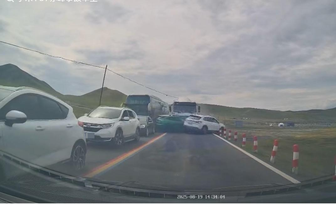 水泥罐车失控连撞多车一辆小米YU7被撞报废，车主：提车3天就出事