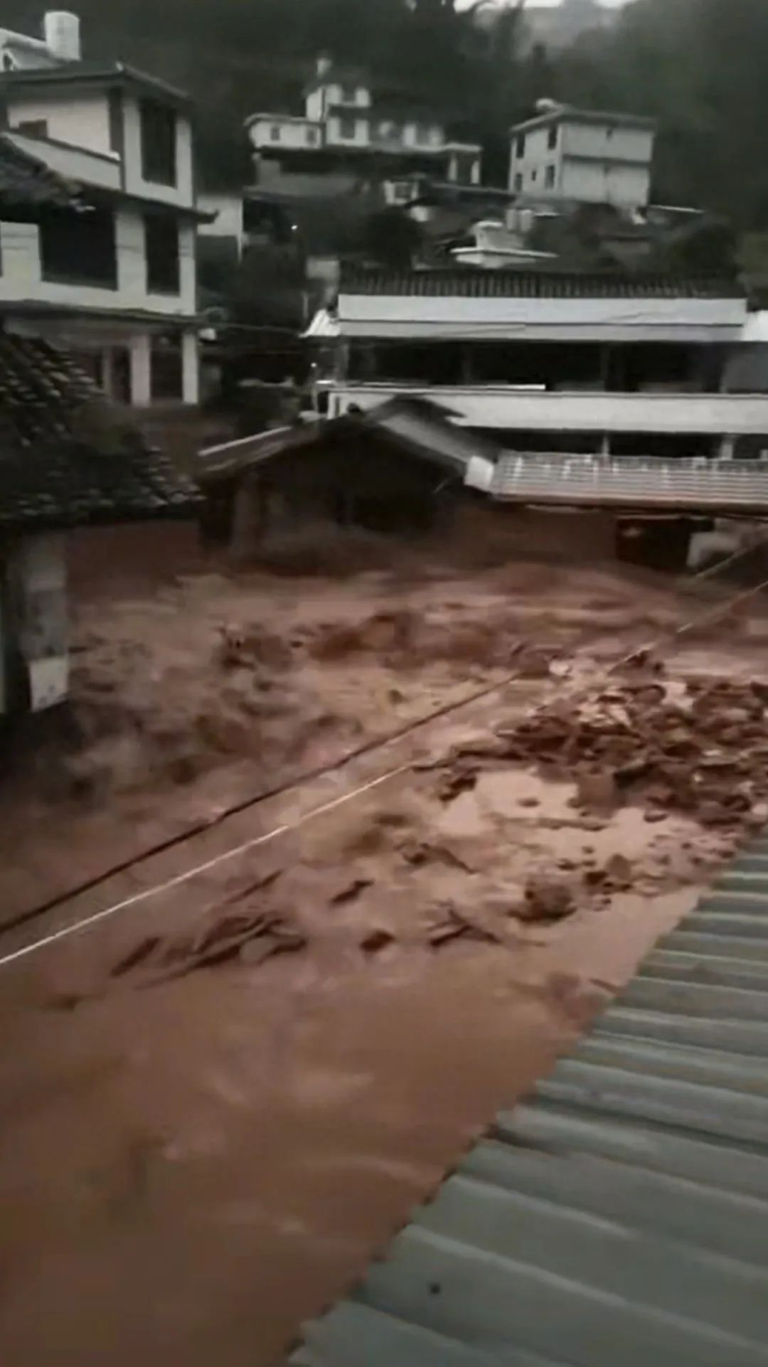 云南宁洱县一地突遇泥石流，村民：村子成了孤岛