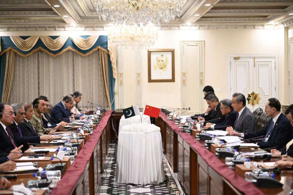巴基斯坦总理夏巴兹会见王毅