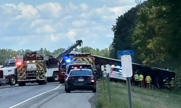 美国纽约州一高速公路发生交通事故，多人死伤