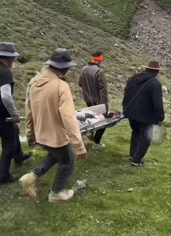 “被村民担架抬下山12小时花6万”引热议：违规登山频发，四川多地试行救援收费