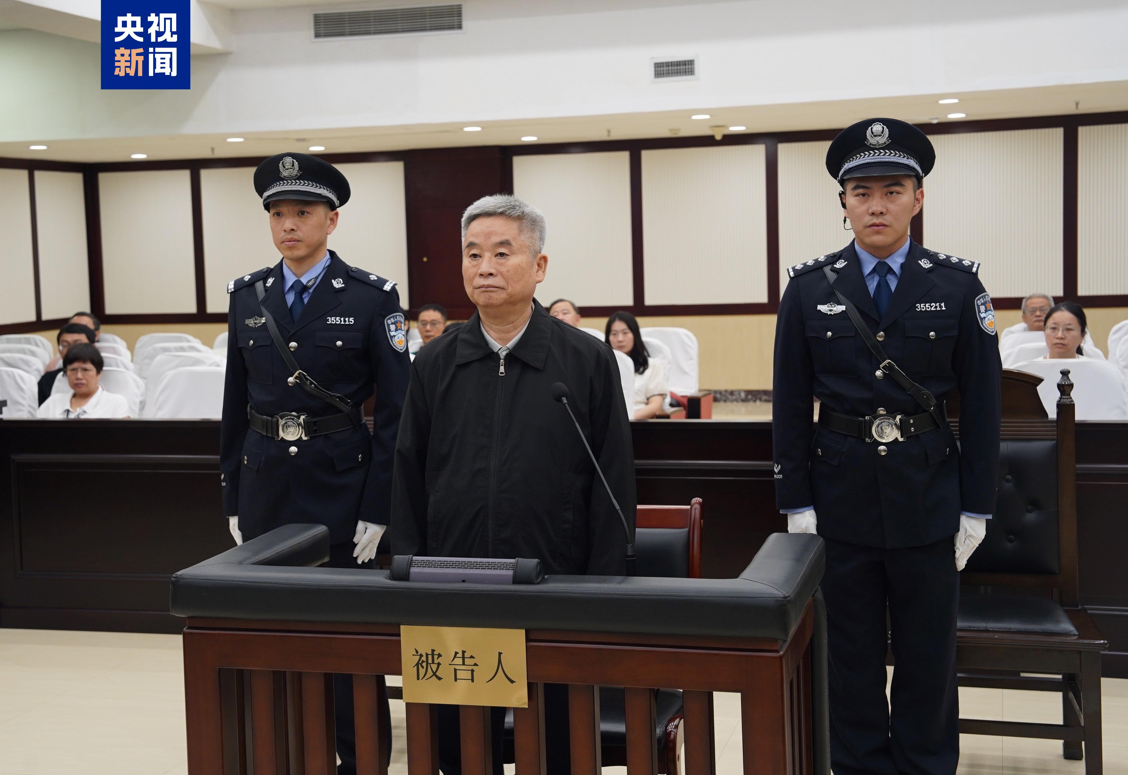 受贿8451万余元，中国农业银行原副行长楼文龙一审被判无期