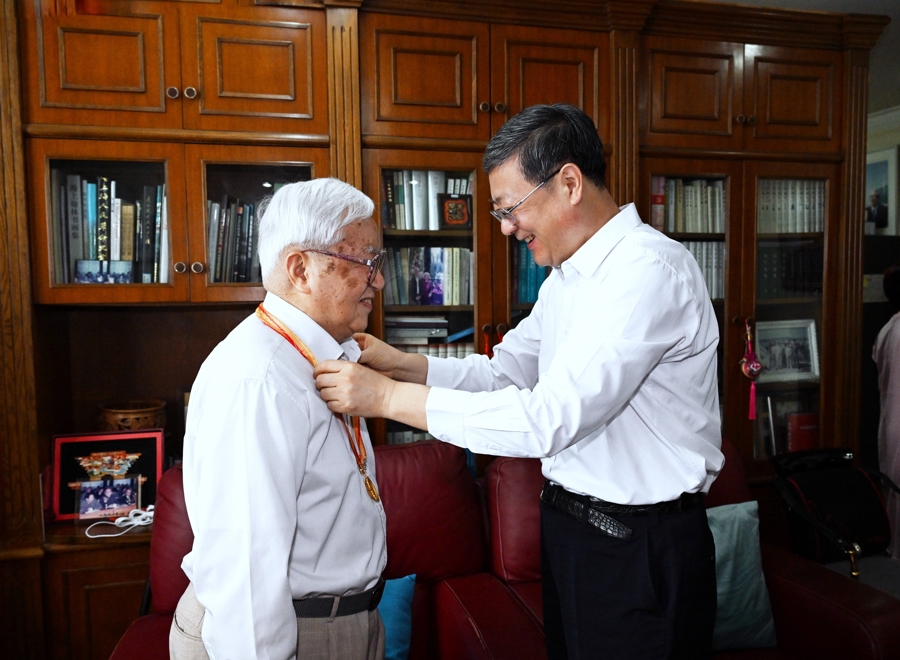 纪念抗战胜利80周年，陈吉宁龚正看望老战士老同志代表，并为他们佩戴纪念章