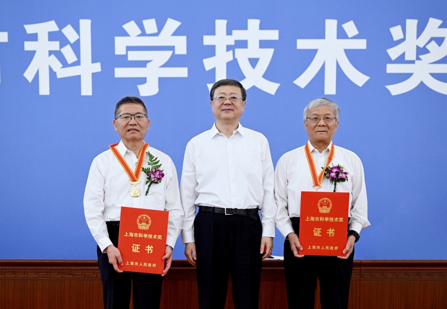 上海市科学技术奖励大会举行，陈吉宁向吕西林、马大为颁发科技功臣奖