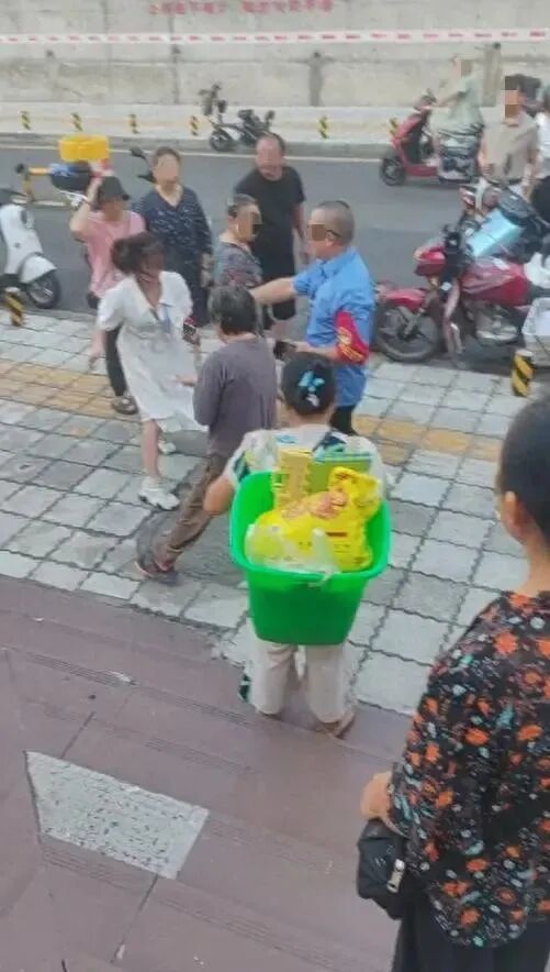 达州一老人摆摊被管理人员打伤?社区:先被老人扇耳光,警方介入
