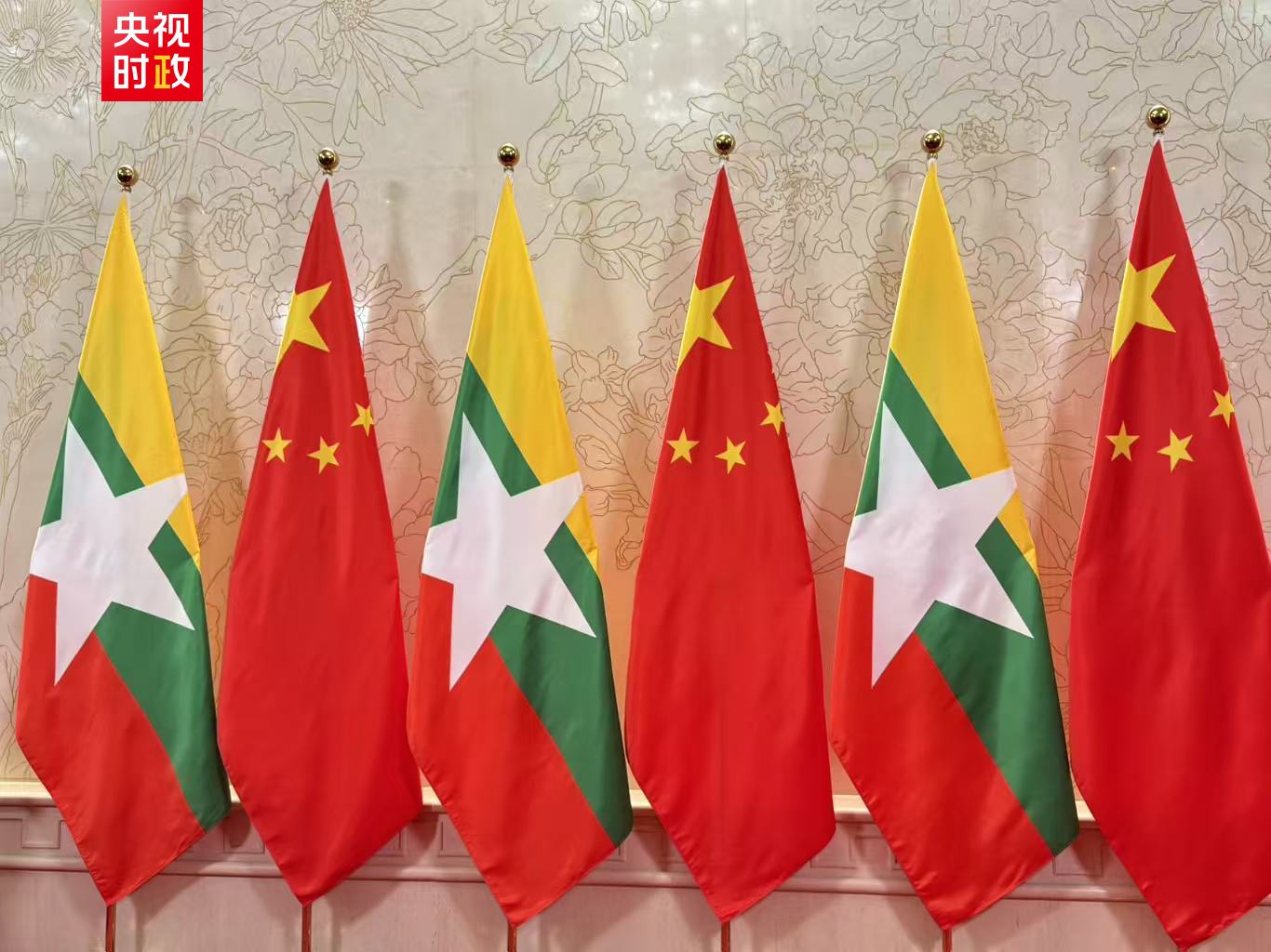习近平会见缅甸代总统敏昂莱
