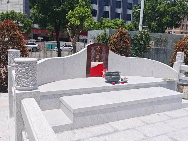 深圳一小区被曝建坟墓，工人称是翻新土地庙，民政局回应：不属于无主坟墓，街道正核查处置