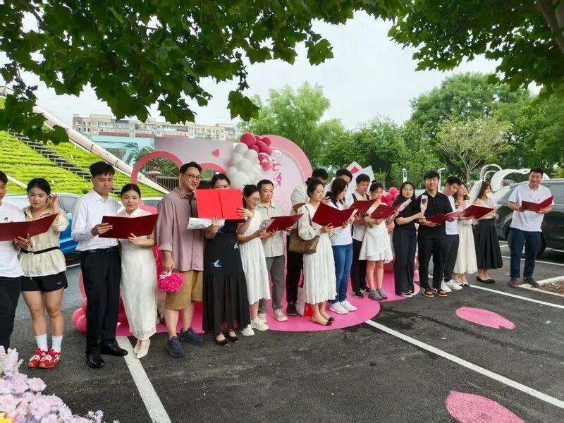 婚姻登记“全国通办”后首个七夕节,众多城市新人领证数量创“小高峰”