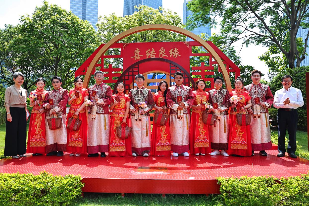 婚姻登记“全国通办”后首个七夕节,众多城市新人领证数量创“小高峰”