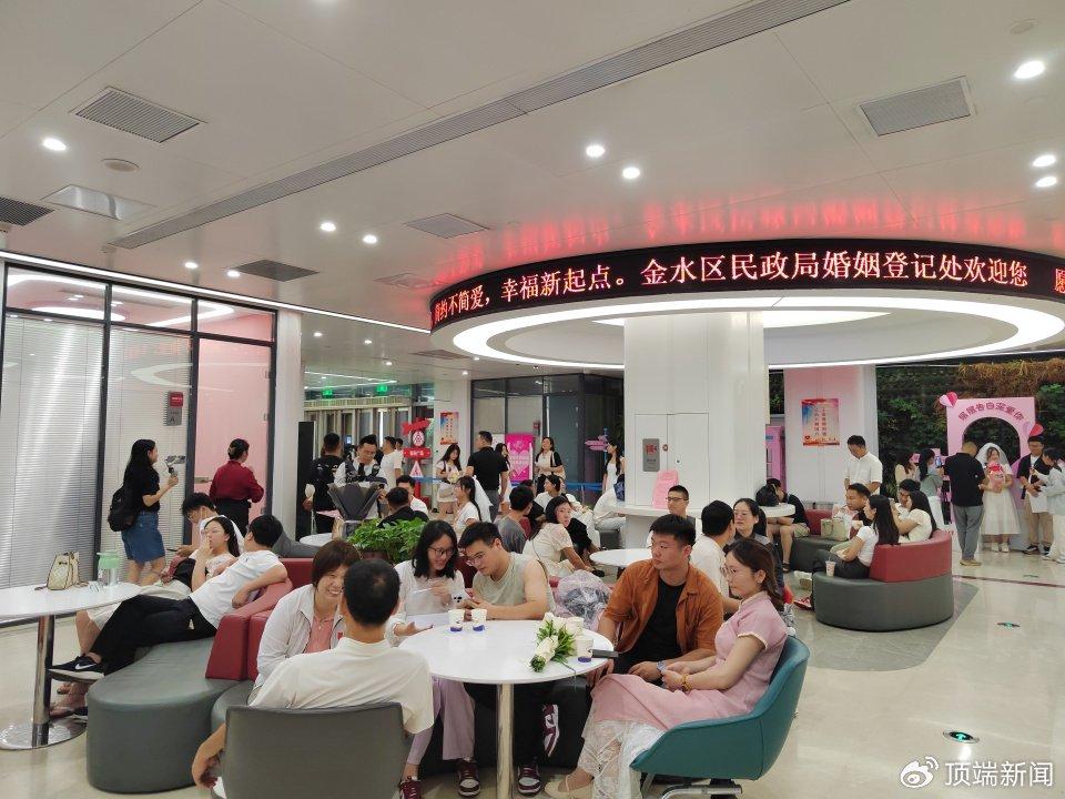 婚姻登记“全国通办”后首个七夕节,众多城市新人领证数量创“小高峰”