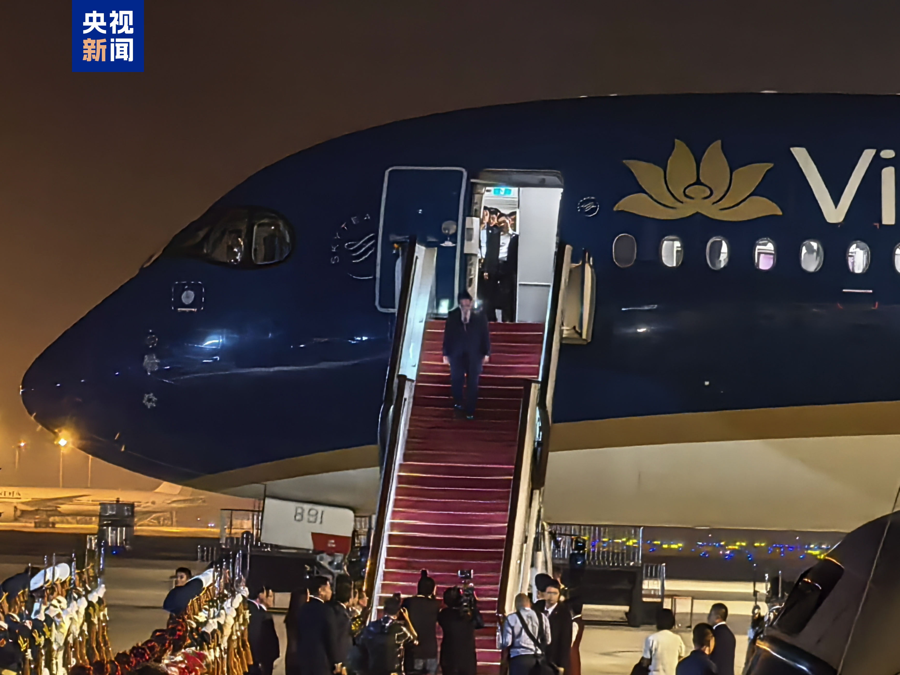 越南政府总理范明政乘机抵达天津，出席2025年上合组织峰会