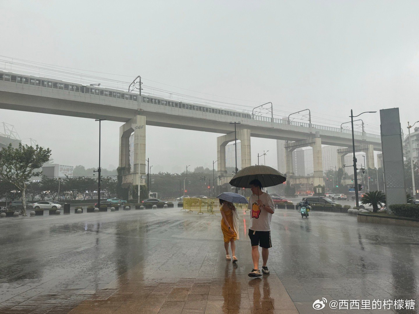 上海发布冰雹黄色预警信号,伴随暴雨、雷电、大风