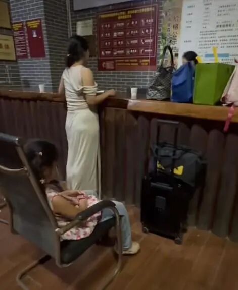 广西平南7岁女童在动物园和小老虎互动被咬伤右腿，善后尚未达成一致