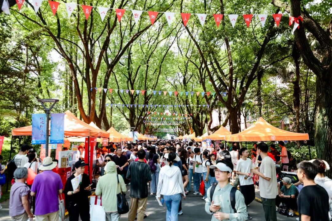 复旦迎来4300余名本科新生,赵东元院士在报到摊位前说了啥?