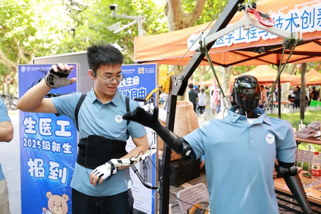复旦迎来4300余名本科新生,赵东元院士在报到摊位前说了啥?