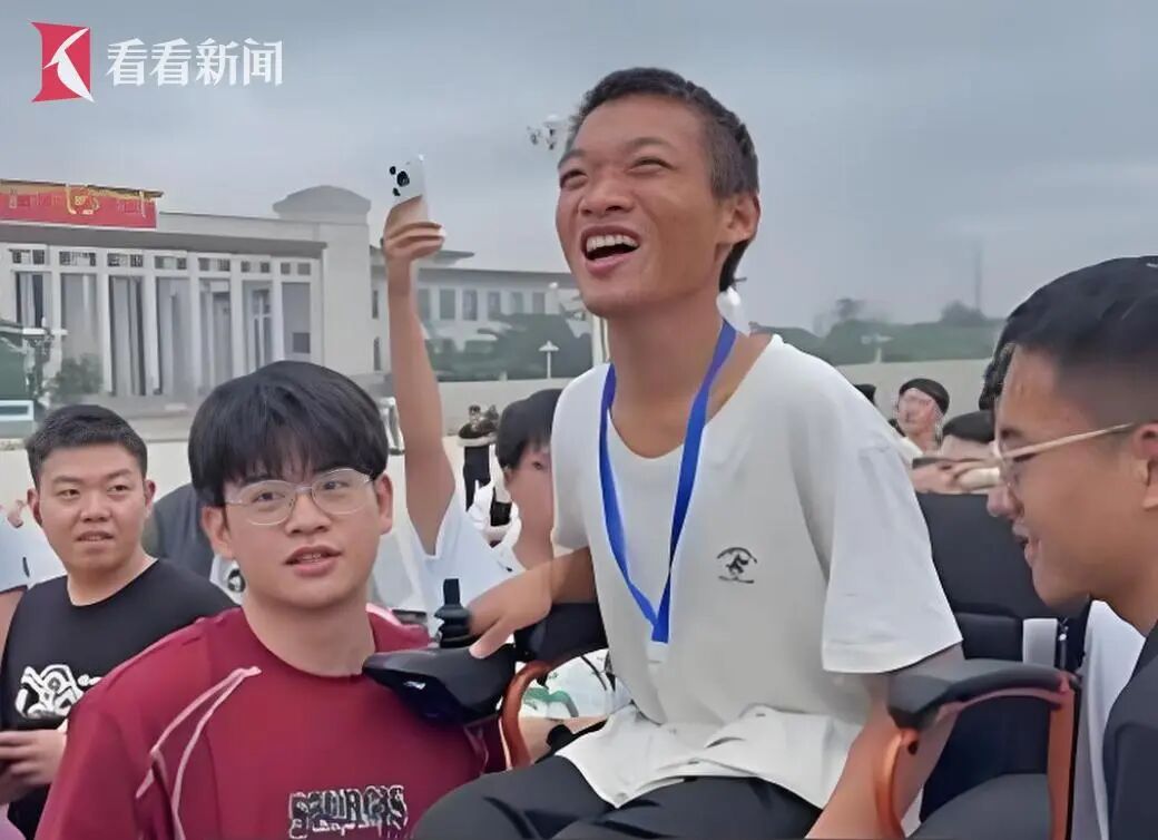光明日报:“一群‘余华’举起了‘铁生’”,让善意在陌生人之间流淌