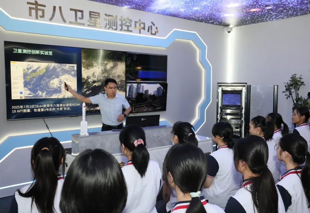 “硬核”的开学第一课:航天员来讲课,卫星实验室启用