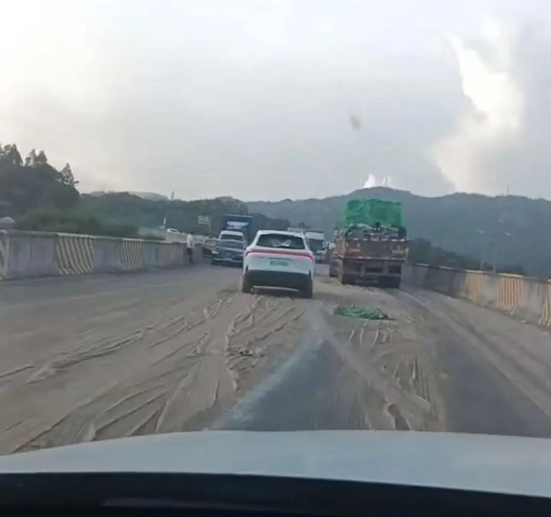 汕头一高速路面有大量粪便,交警:已清理,赔偿车辆清理费需联系路政部门