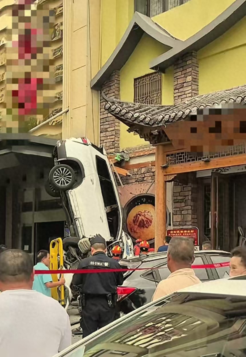 湖北英山一车辆冲上人行道垂直倒立致1死2伤，警方排除毒驾酒驾