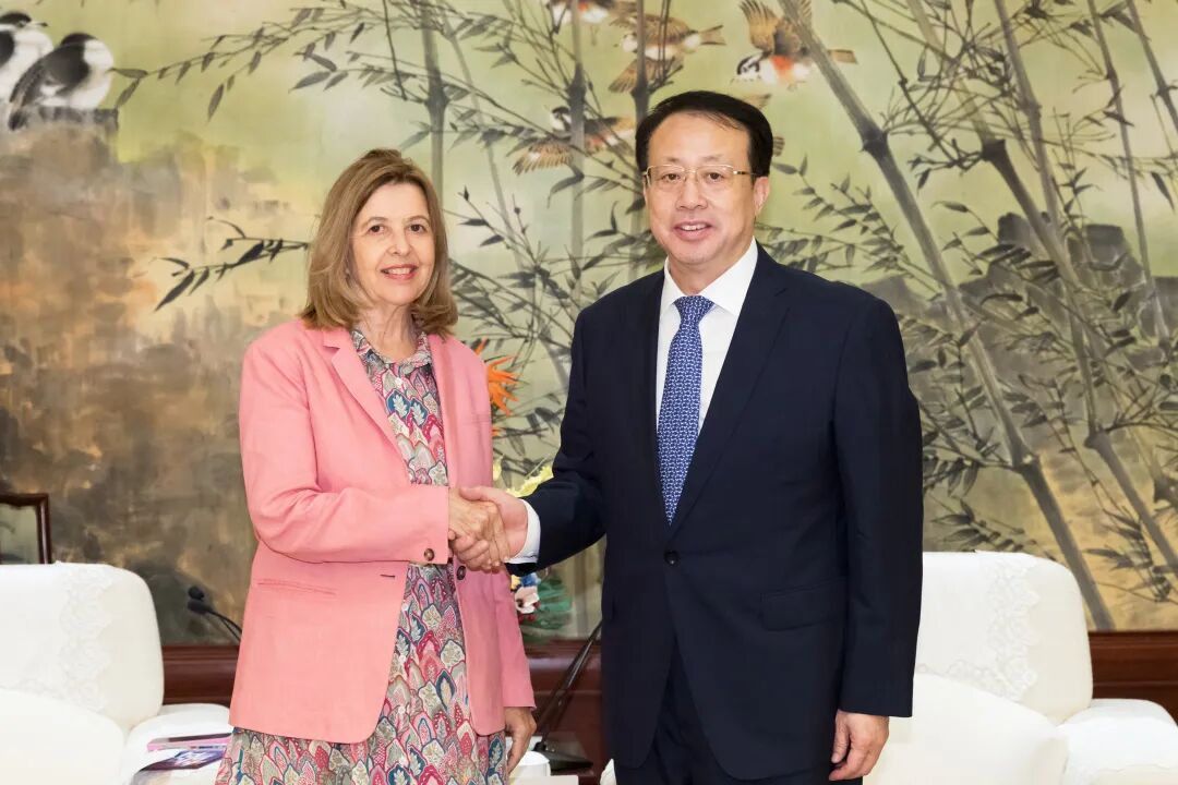 龚正会见法国索迪斯集团董事会主席兼首席执行官苏菲·白龙