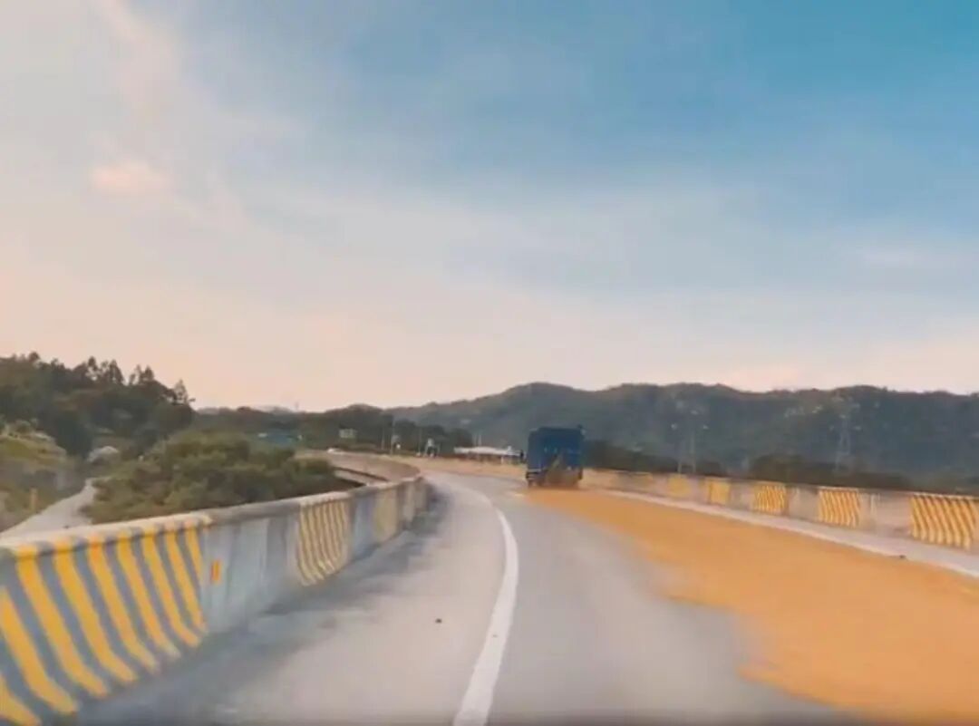 汕头一高速路面有大量粪便,交警:已清理,赔偿车辆清理费需联系路政部门