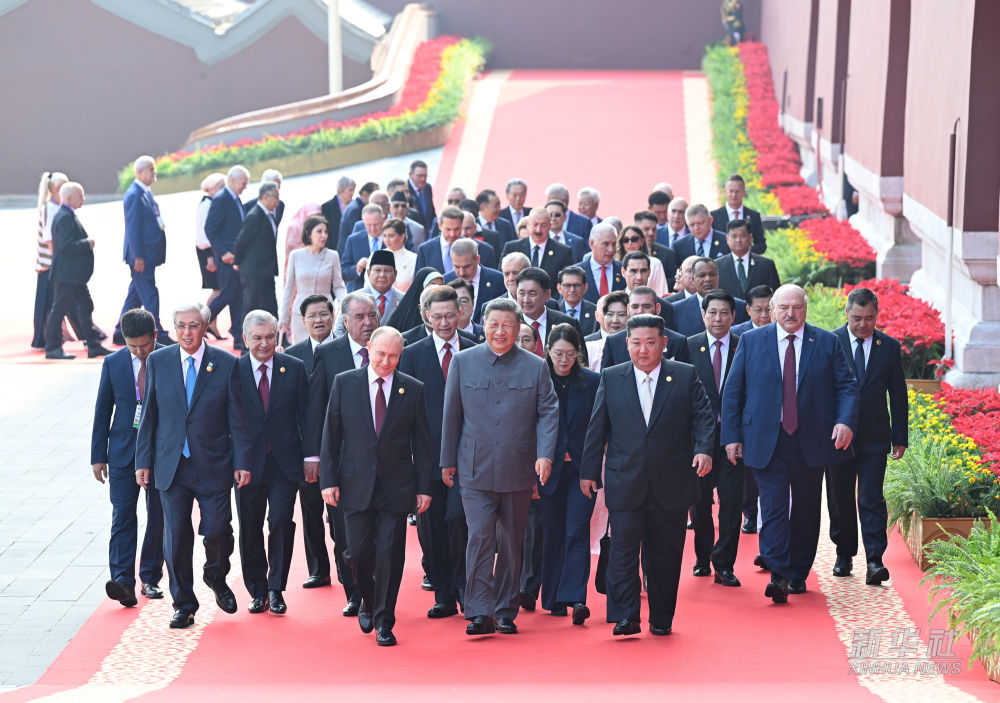 图丨习近平和彭丽媛迎接外方代表团团长及其配偶