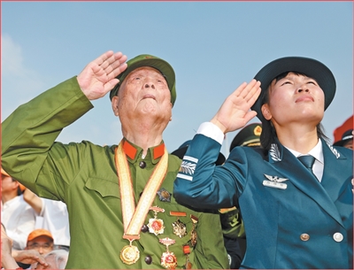 人民日报整版聚焦:老兵的军礼