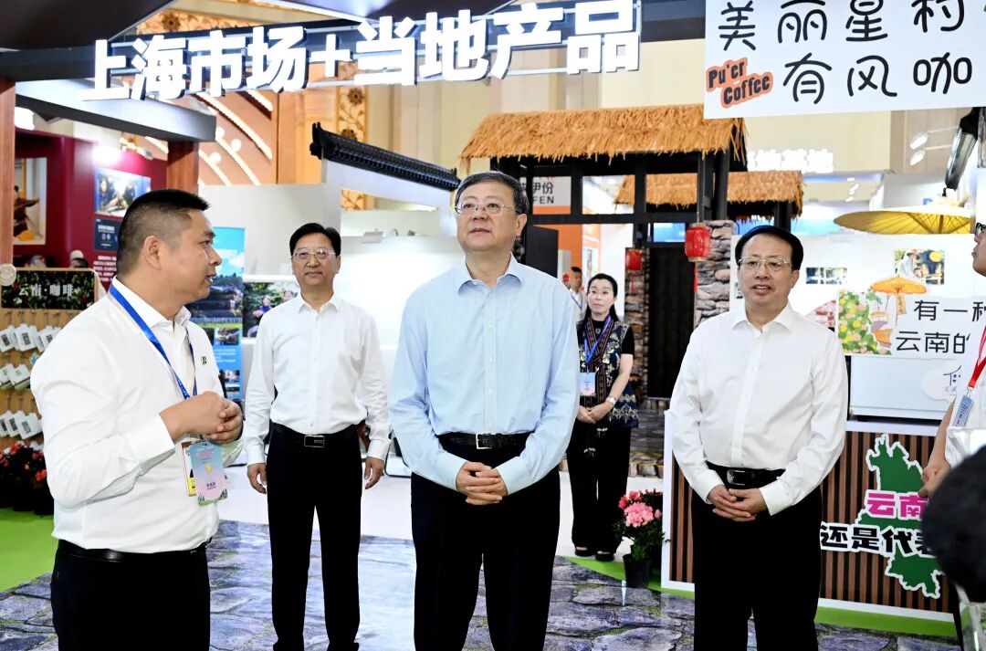 携手谋划好“土特产”大文章！陈吉宁龚正在上海市对口地区特色商品展销会上察看消费帮扶工作