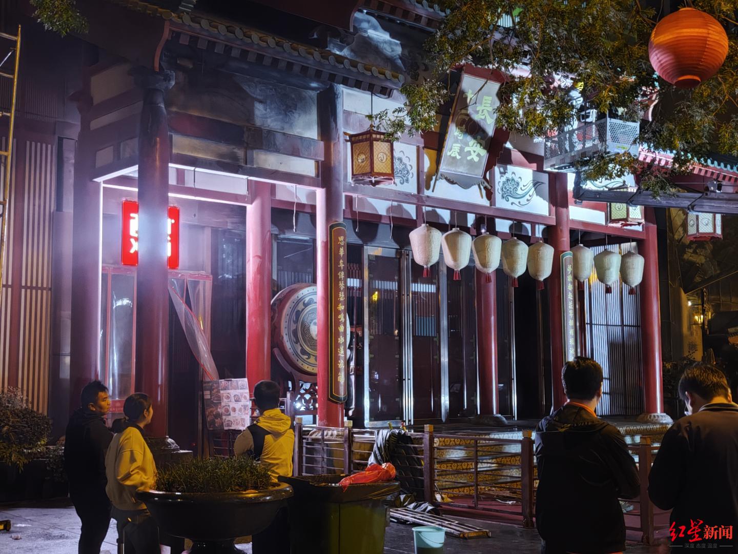西安长安十二时辰景区大门失火已扑灭，现场负责人：加紧维修，今日可正常营业