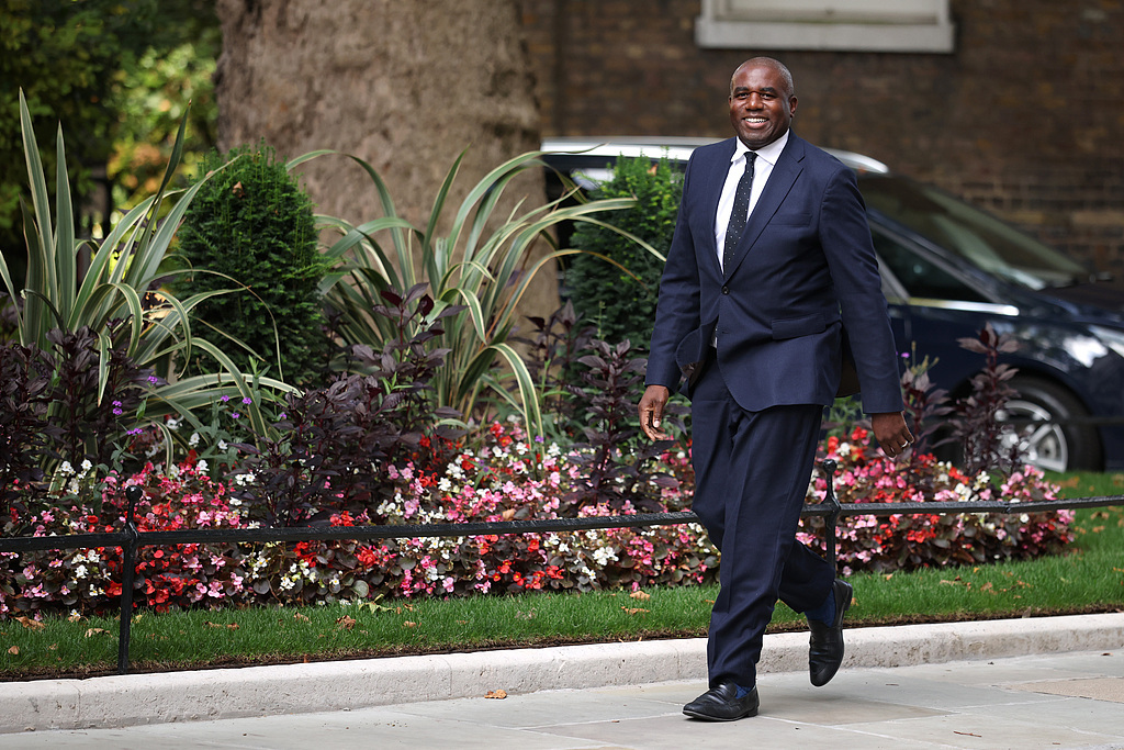 英国首相斯塔默改组内阁，原外相拉米接任副首相