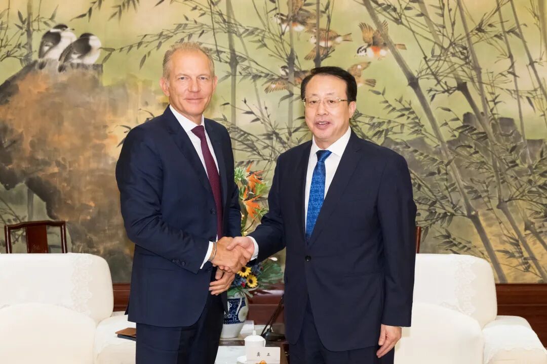 龚正会见法国液化空气集团首席执行官傅朗华